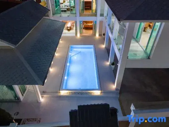 White Pool Villa Chiangmai