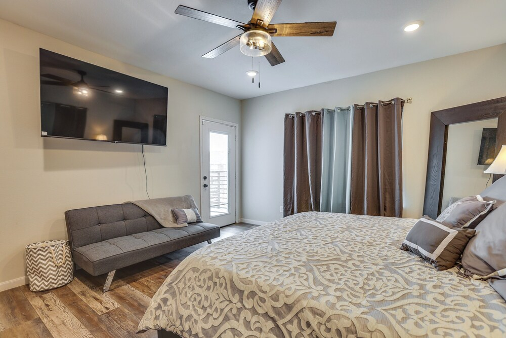 Houston Upgrade! Spacious + Modern Unit Near UH