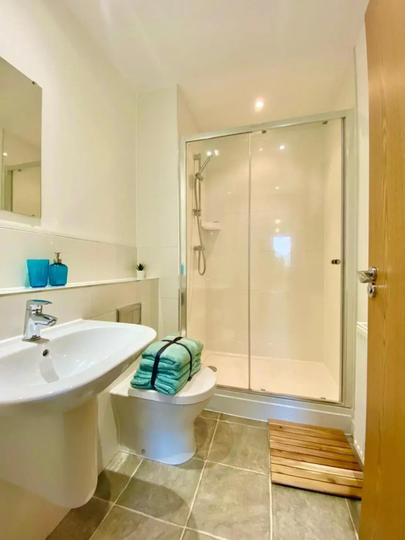 2 Double beds OR 4 Singles, 2 Bathrooms, FREE PARKING, Smart TV's, Close to Gunwharf Keys, Beach & Historic Dockyard