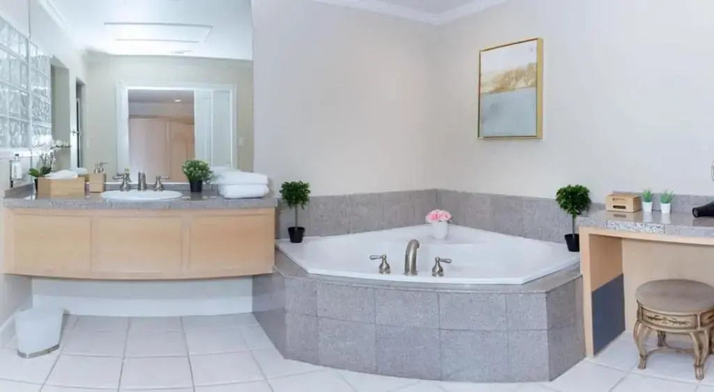 Top King Suite 40% OFF: Full Kitchen, Peaceful Views
