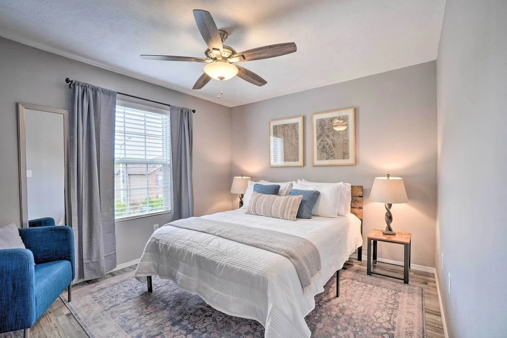 Modern Condo w/ Deck ~ 7 Mi To Branson Landing!