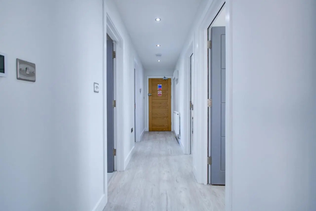 Hybrid Resi - Uxbridge, On-site CAR or VAN parking, near London Heathrow Airport