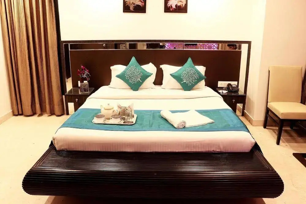 OYO Premium Harish Mukherjee Road