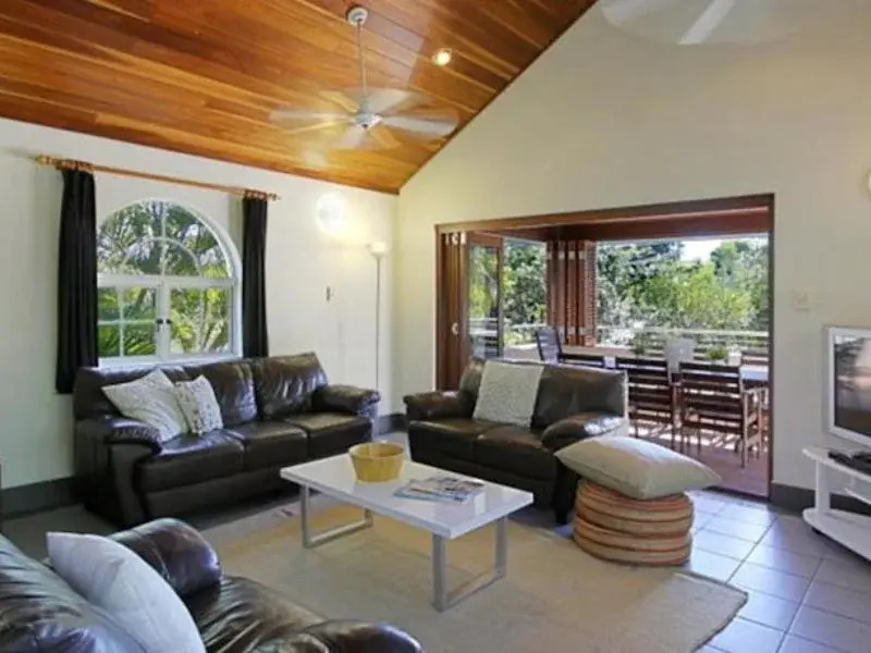 Clarkes Beach Villa - steps to beach & Byron town
