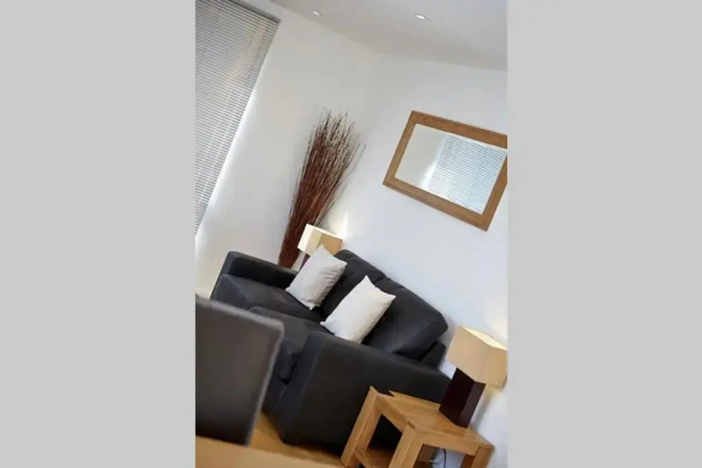 MODERN APARTMENT at SLOUGH STATION, LONDON IN 18 MINS!