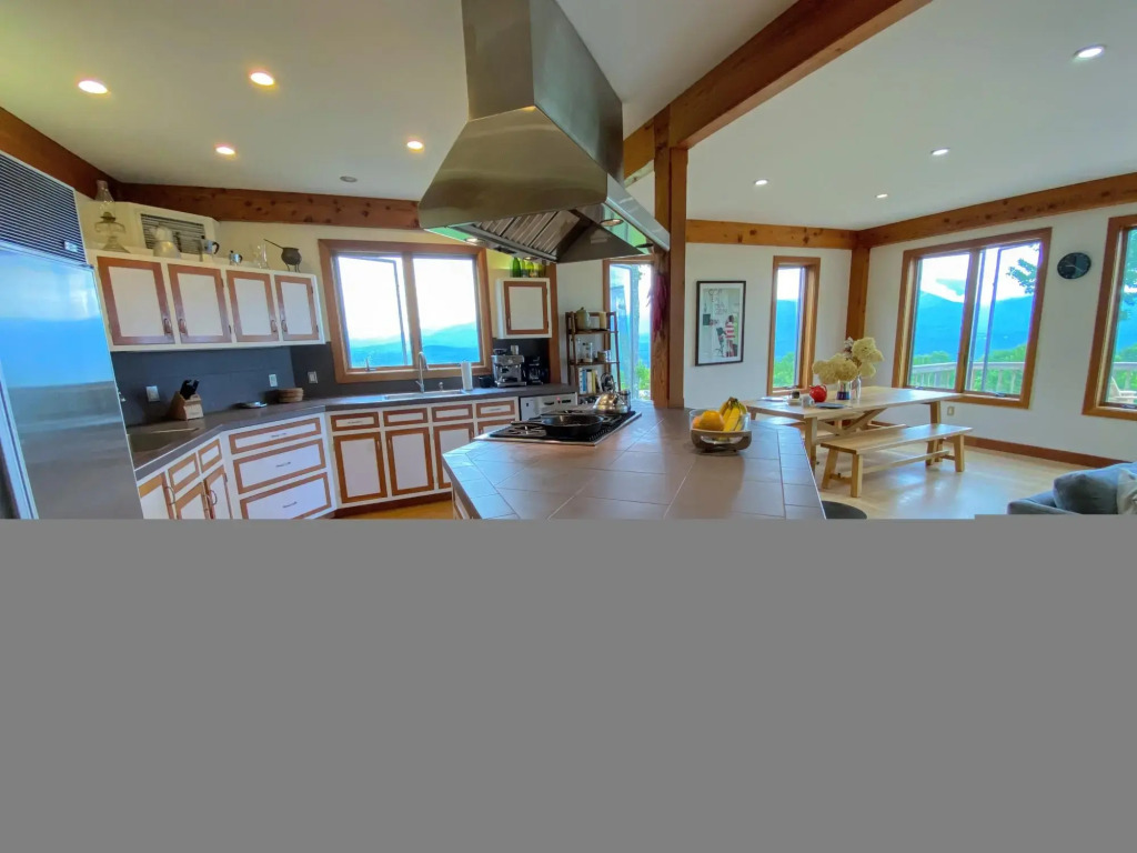 NEW!! Stunning home with breathtaking views, outdoor cedar sauna, great location!