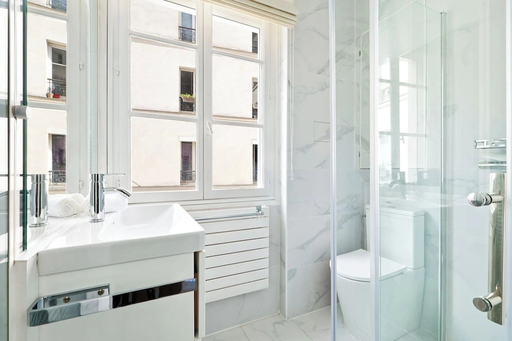 Elegant 2BR Steps to the Louvre