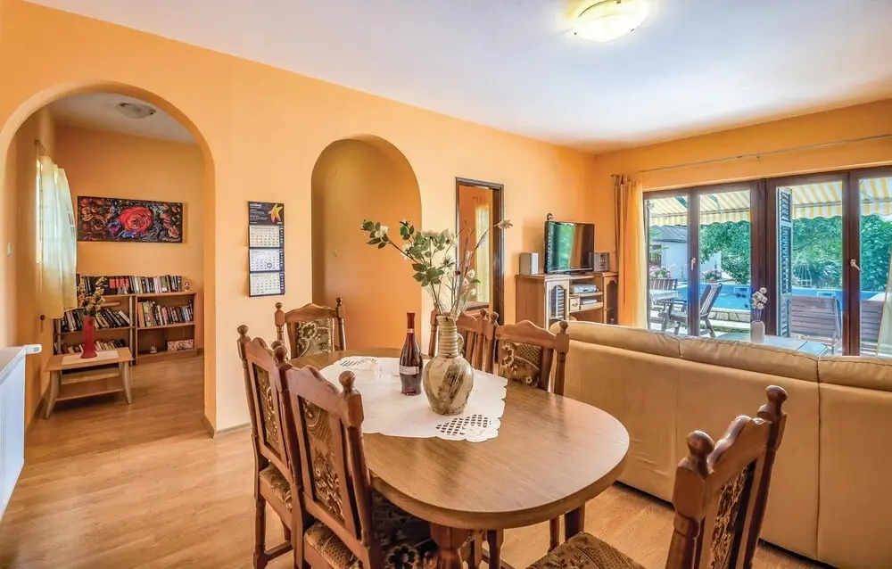 Amazing Home In Liznjan With Kitchen