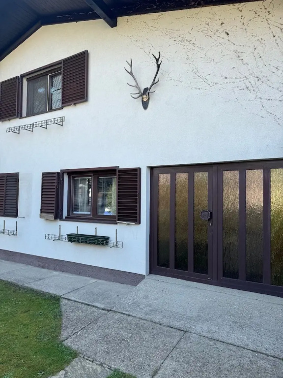 2 Bedrooms, 2 Baths House With a Living Room & an Upstairs Reception rea
