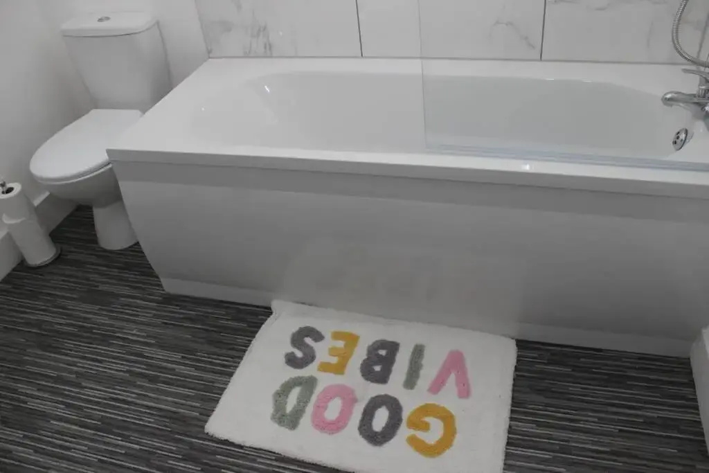 Newly Refurbished 3 Bed 2.5 Bath House in Staines