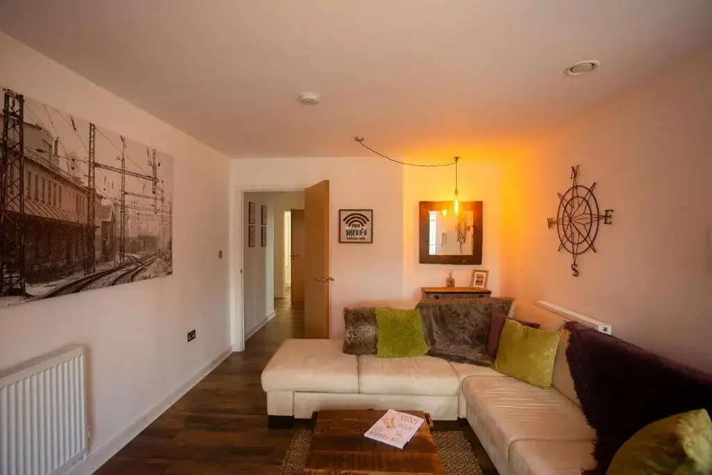 Chester railway station luxury apartment - sleeps 4 & FREE parking!