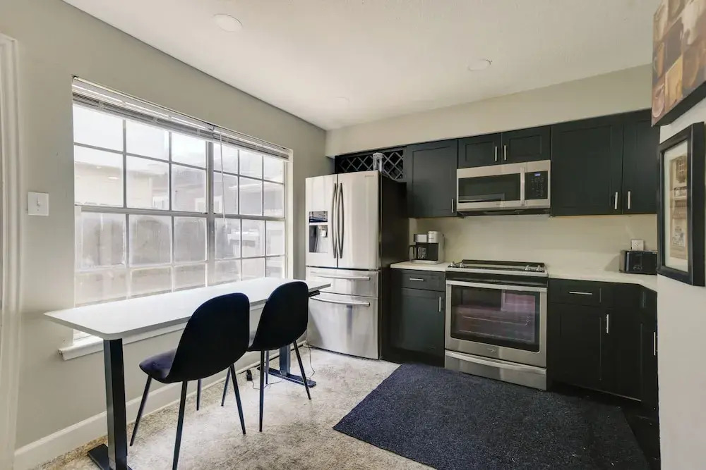 4 Mi to Iah: Suburban Houston Townhome