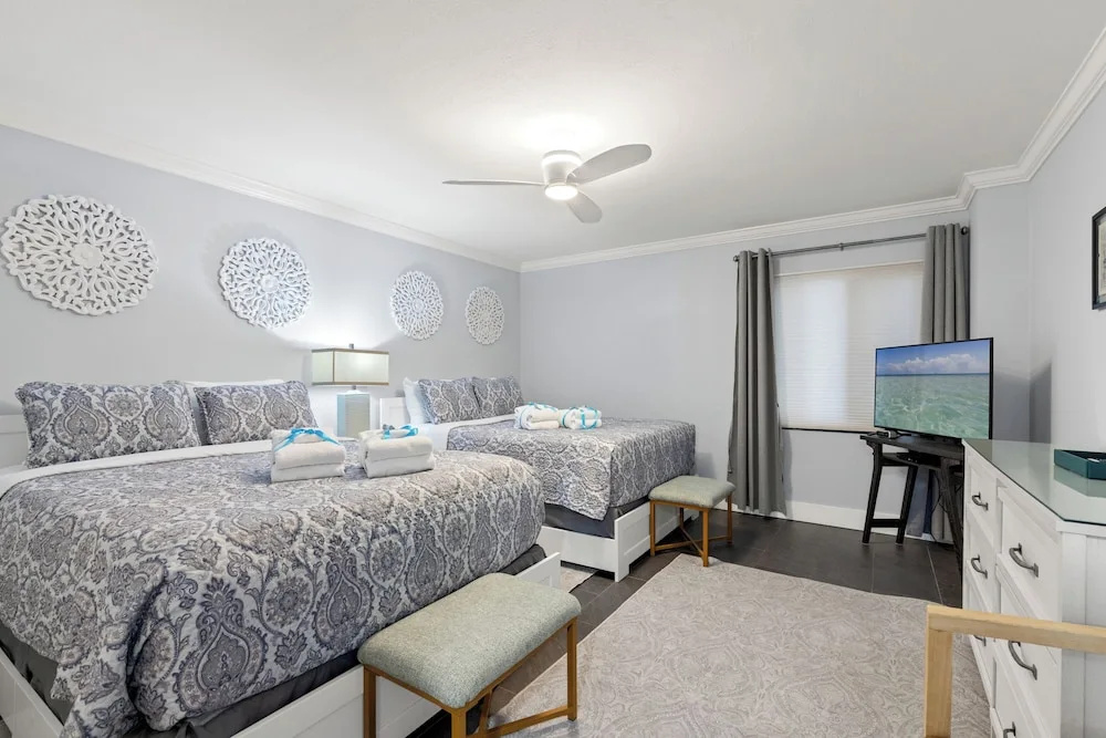 Escape to Beachfront Paradise: 2br/2ba Condo on the Gulf, Sleeps 8