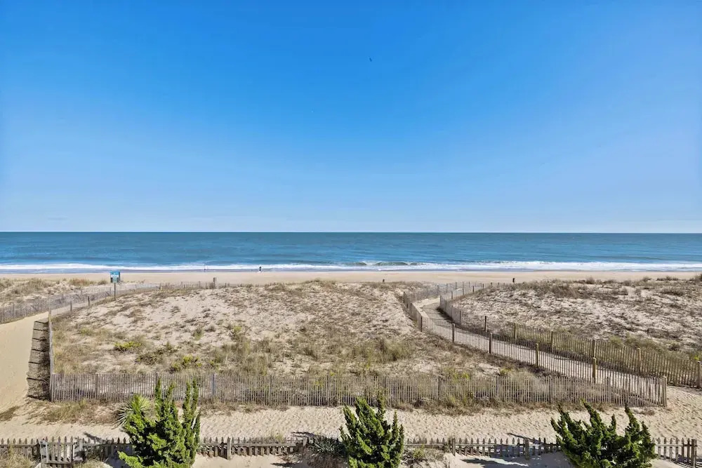 Mariner 1 3M Oceanfront 2BR Condo, Balcony Views & Modern Comfort