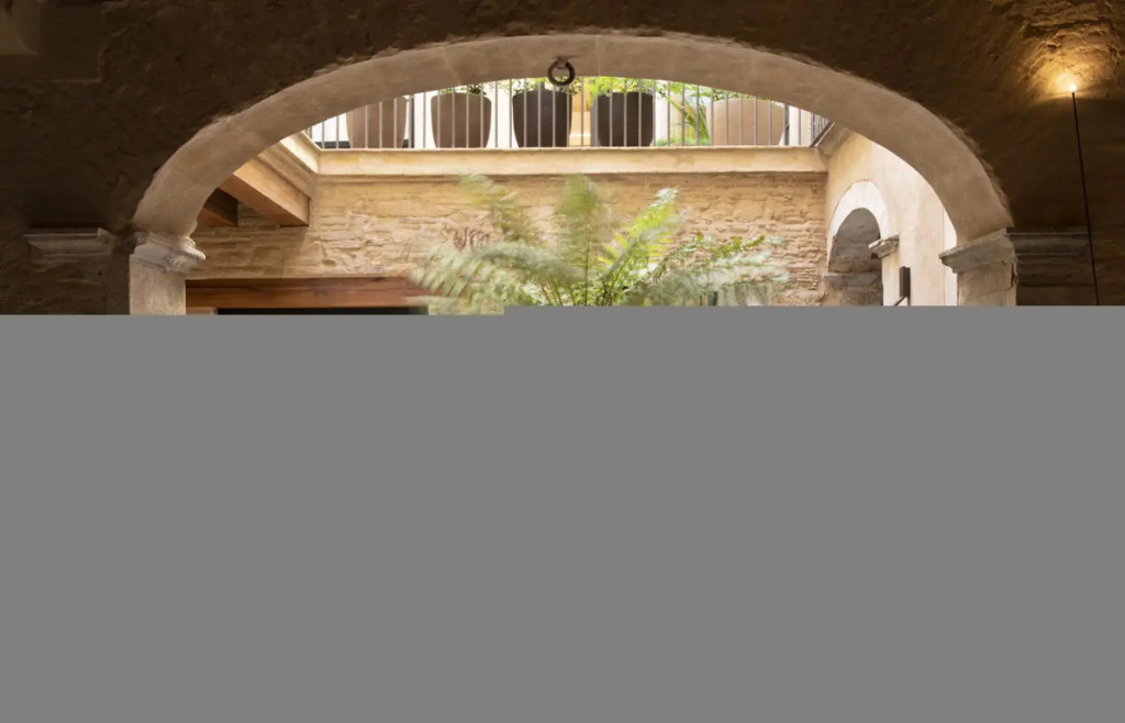 High standing apartments in El Gótico with 3 bedrooms and 2 bathrooms, all of them en suite.