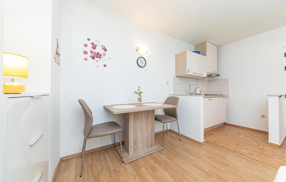 Nice Apartment in Kastel Luksic With Wifi