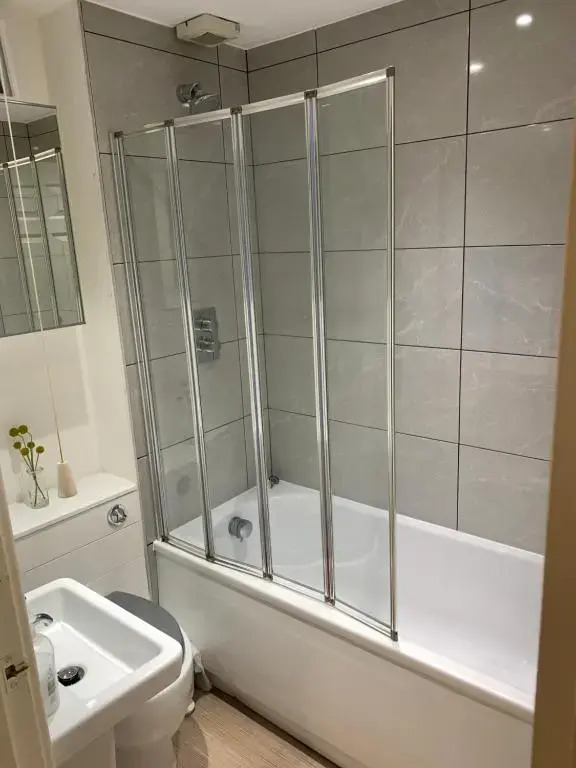 County House City Centre with parking Sleeps 4
