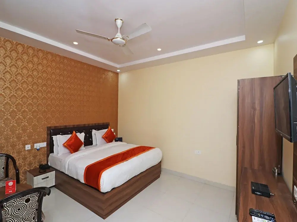 Collection O 13233 Grand Inn