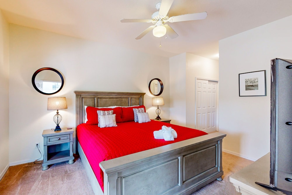 Spacious Home in a Great Neighborhood With Enclosed Pool & AC - Dog-friendly