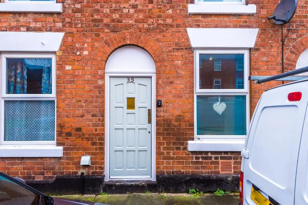 Quaint 2 Bedroom Chester City Cottage