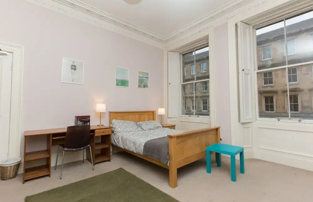 Spacious, Bright 5-br Flat for 10 in Edinburgh