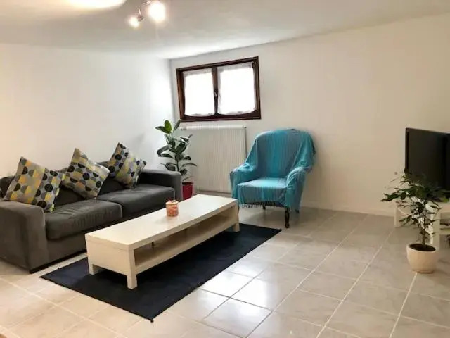 Appartement donnant sur jardin avec terrasse.