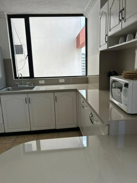 Cómoda suite amoblada nueva a estrenar, con vistas Sector La Carolina, aparcamiento privado