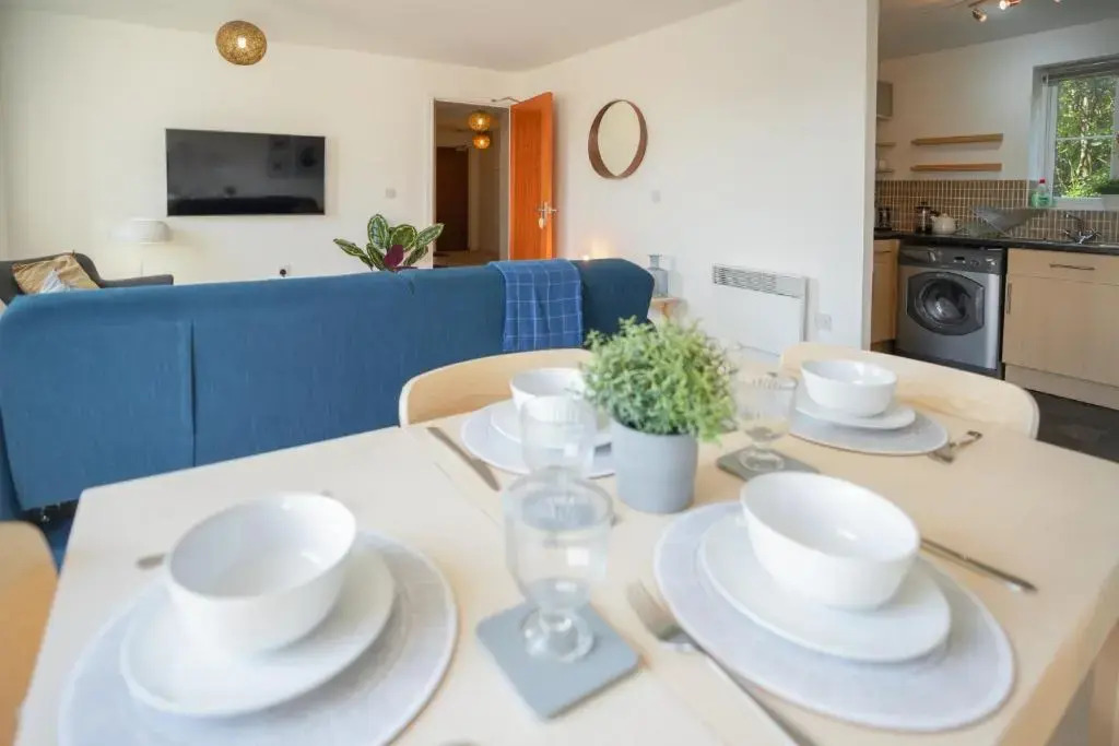 Rowsby Court - Stylish Apartment with Private Parking