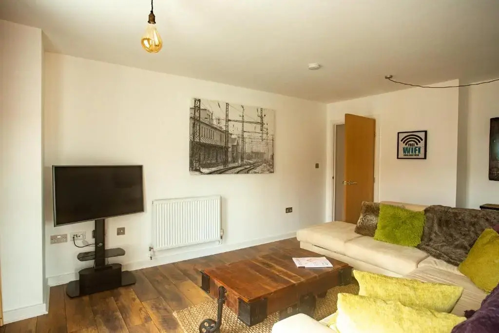 Chester railway station luxury apartment - sleeps 4 & FREE parking!