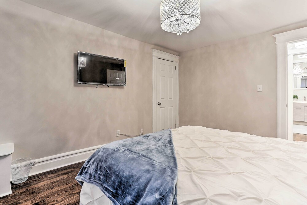 Pet-friendly Newark Townhome Near Airport!