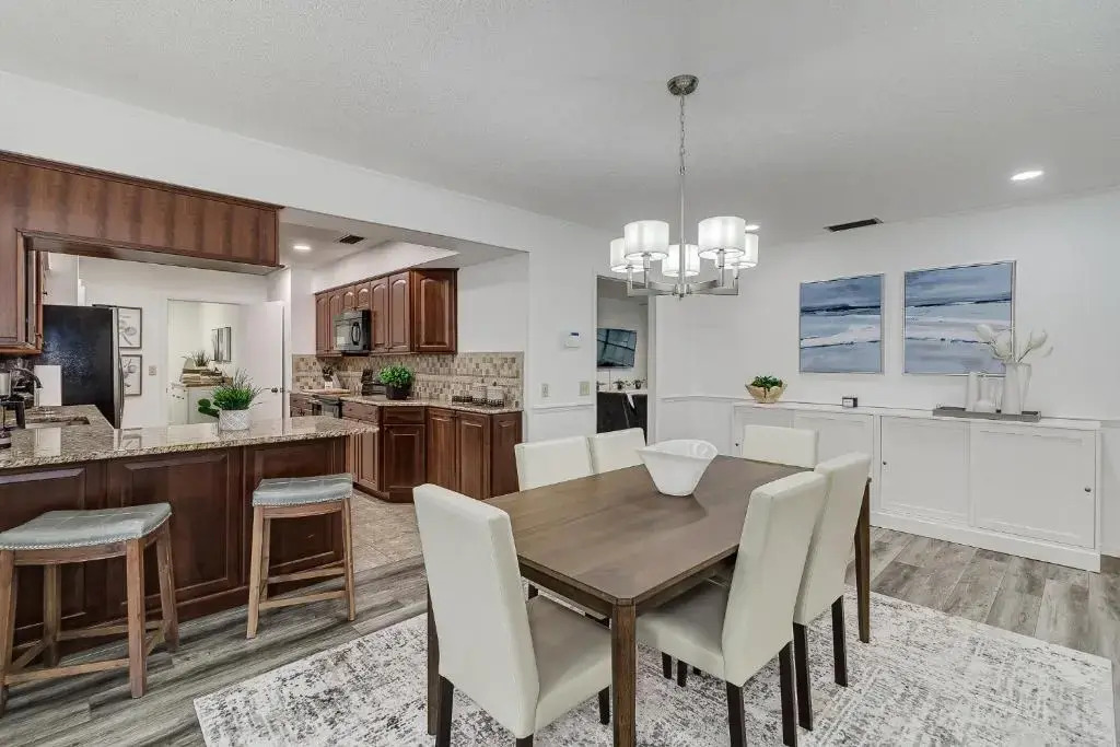 Modern style 3Bedroom home with hot tub less than 5 Mins from Legoland