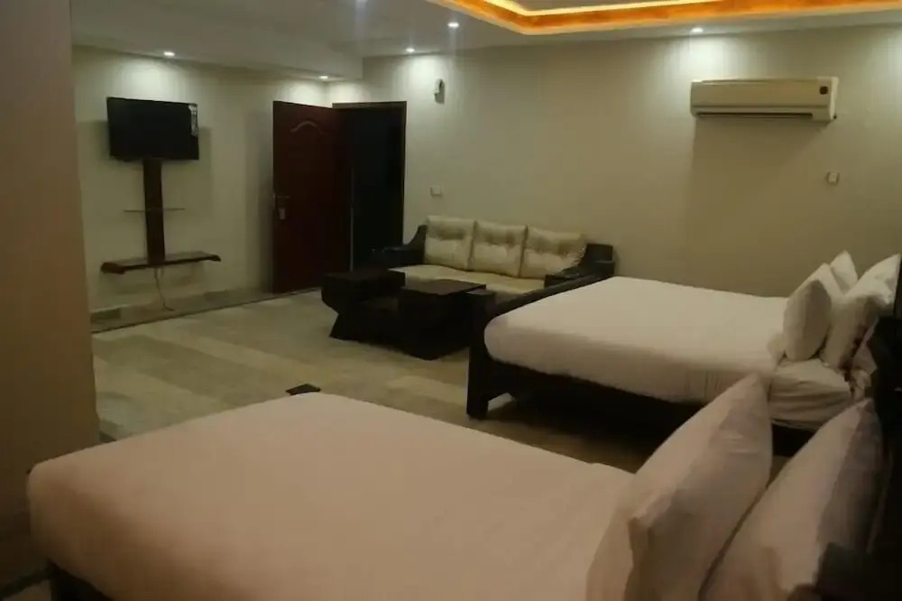 Pool & Park Hotel