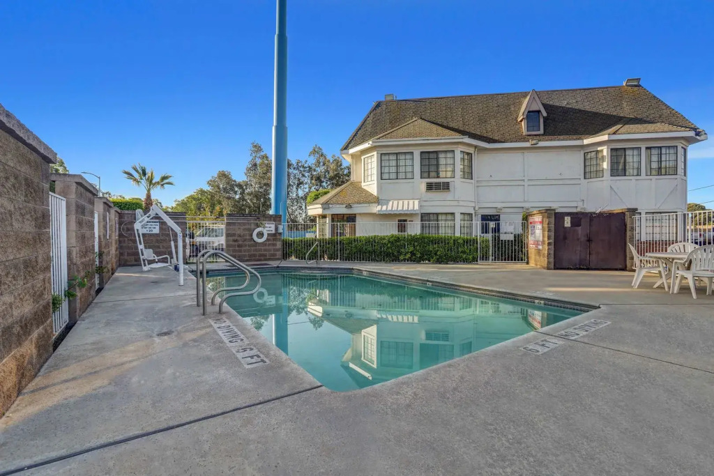 Motel 6-Fresno, CA - Belmont Ave