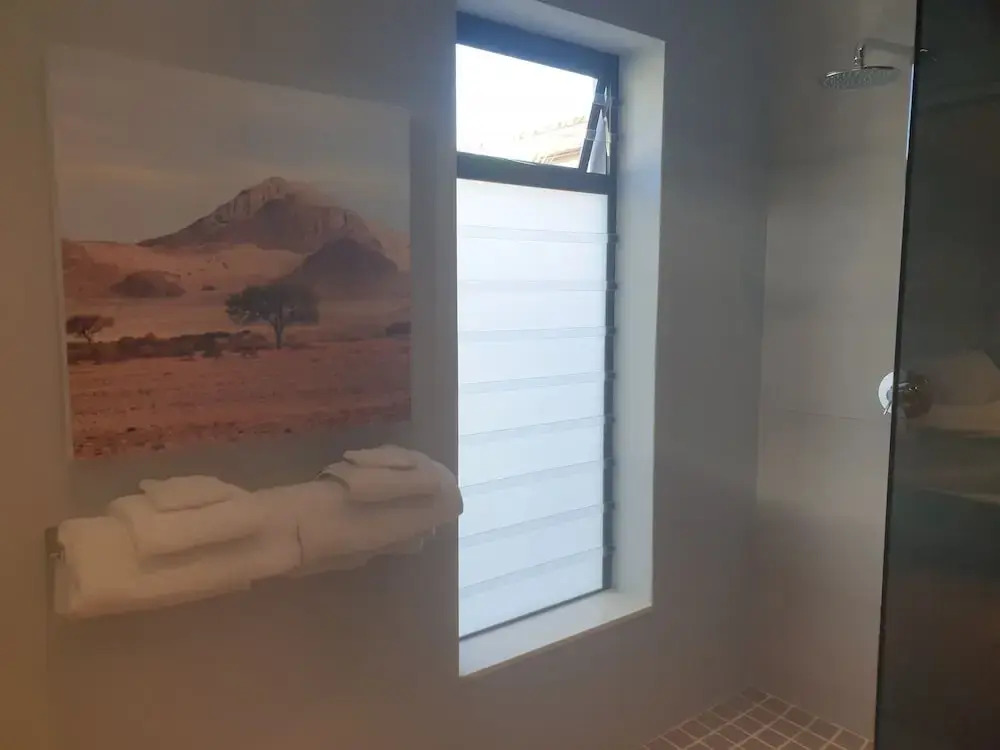 Small Cottage With sep Bedroom, Specious Bathroom, Lounge and Open-plan Kitchen