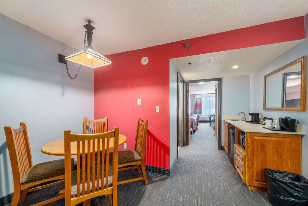 Ramada by Wyndham Sioux Falls Airport - Waterpark Resort & Event Center