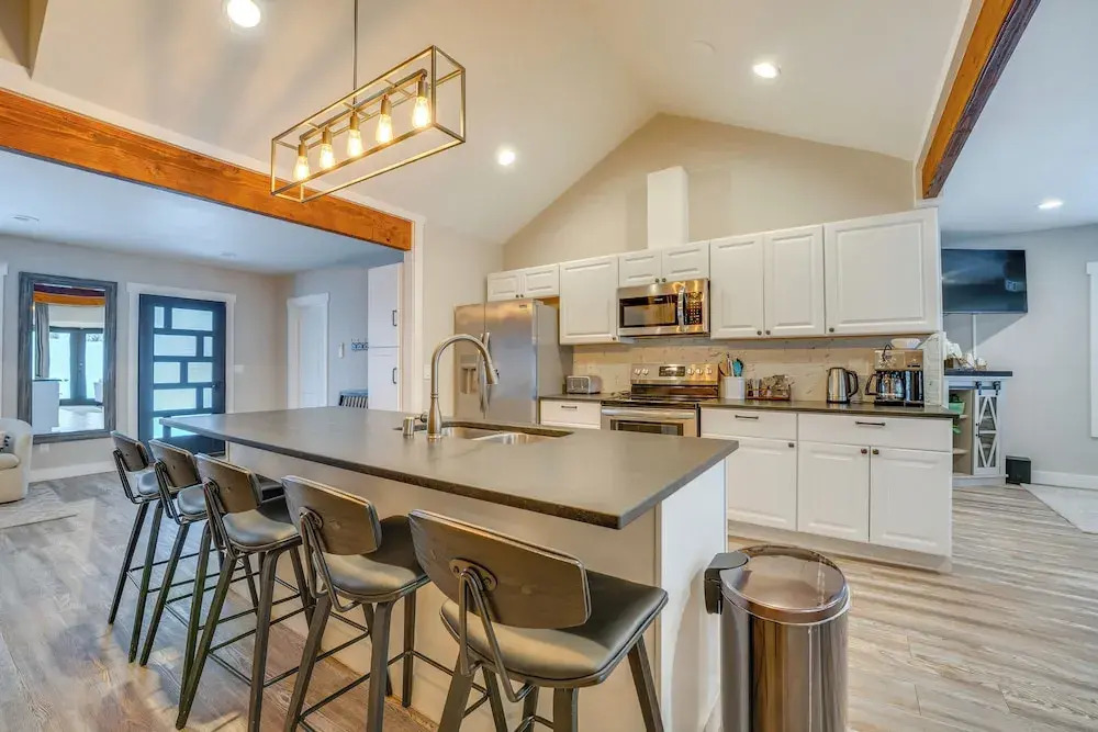 2 Blocks to Dtwn Chelan: Home w/ Hot Tub & Pool