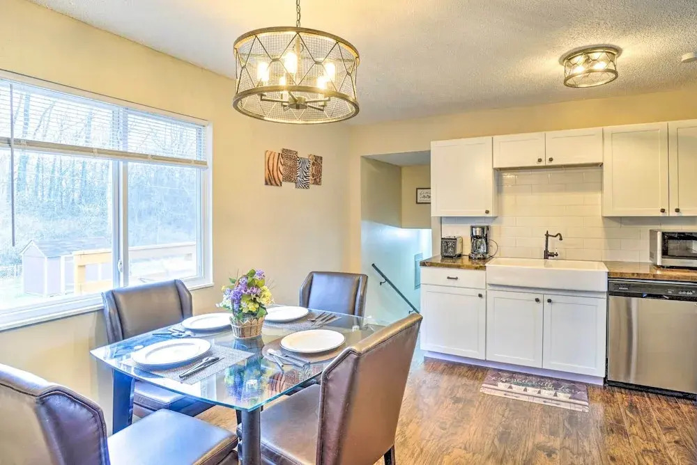 Charming Columbus Home ~ 7 Mi to Ohio State!
