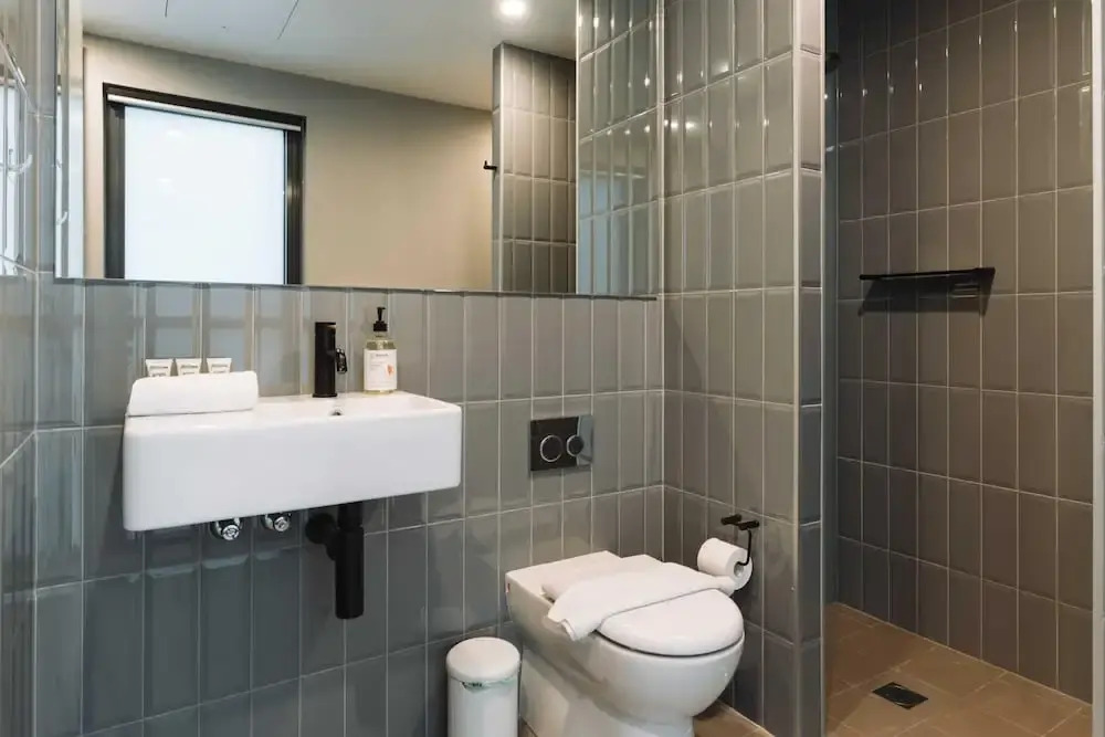 Stunning 1-bed Above Foreshore With Water Views
