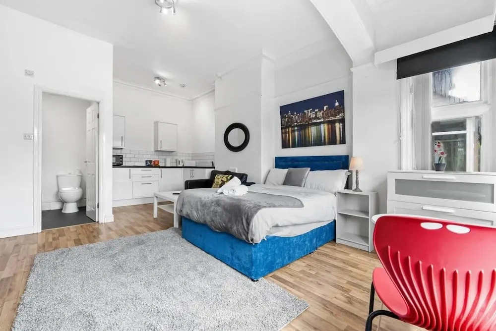 Cosy Leeds Studio Ensuite Kitchenette Wifi Street Parking