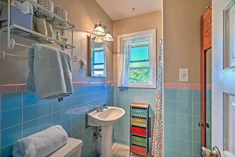 Quaint Garden City Studio w/ Hot Tub: Pets Welcome