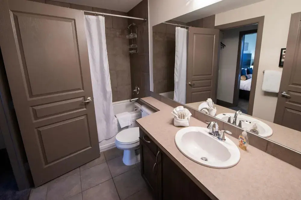 Bright Corner Unit with Lake and Pool Views #543