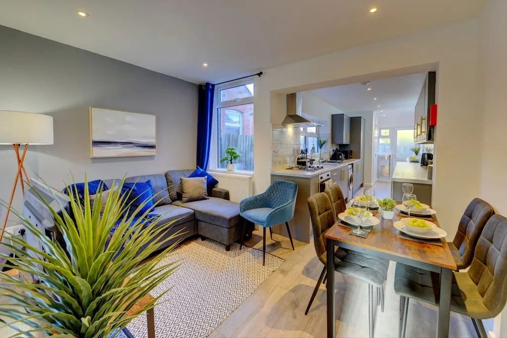 Luxurious 5 Bedroom - 5 Bathroom House W/ Garden