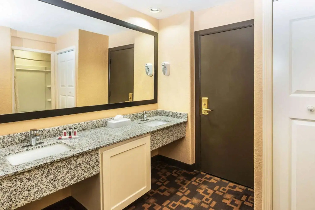 Best Western Cantebury Inn & Suites
