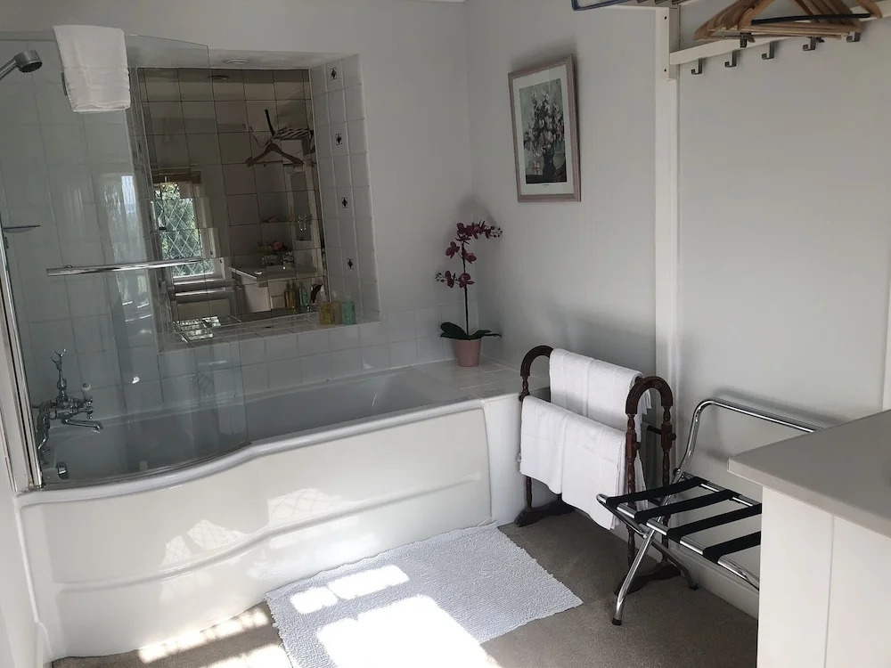 Trumbles Gatwick B&B, Peaceful Stay with Parking & Easy Airport Access