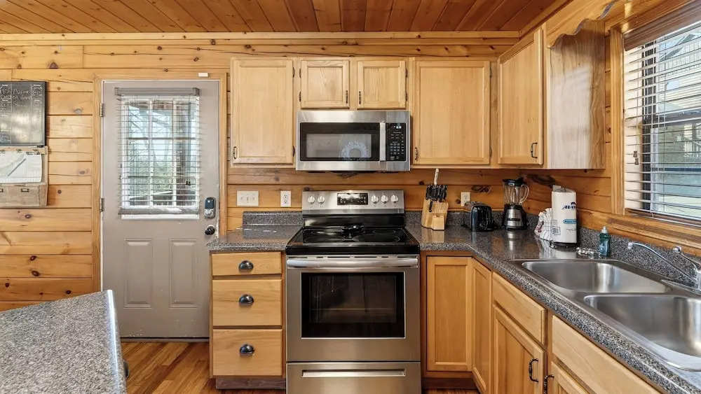 Grand Getaway Cabin by Avantstay A-frame Retreat + Hot Tub + Pool Access, Game Room Mins to Dollywood