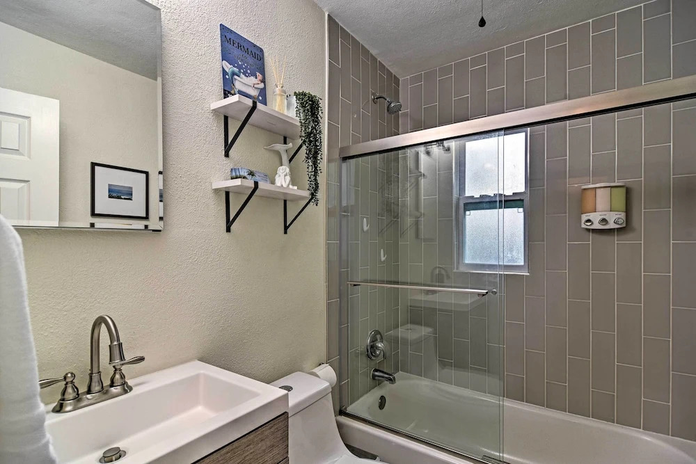 Cozy Jungle Escape < 1 Mi to Gulfport Beach!