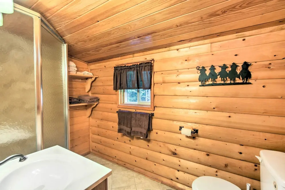 Porch & Fire Pit: Rustic Log Cabin in Smokies!