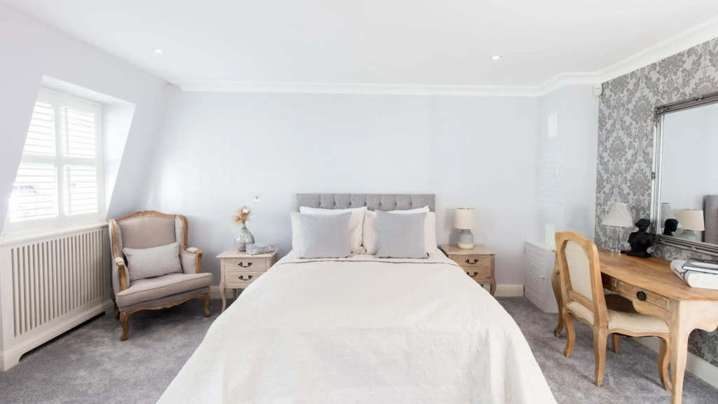 Spacious 4-bedroom mews house with private garage