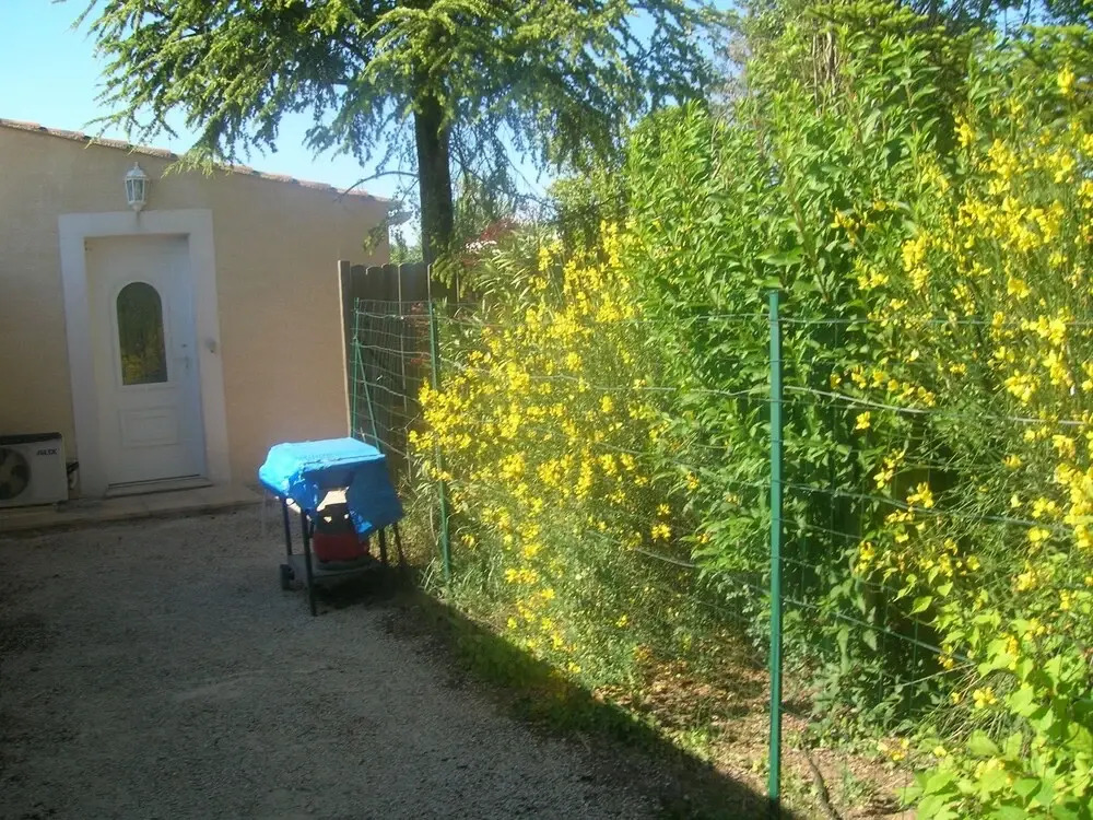 Bright Apartment With one Bedroom in Robion, With Pool Access, Enclose