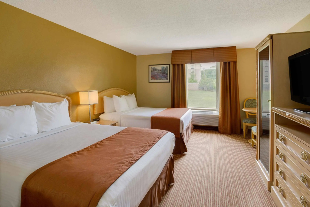 Отель Four Points by Sheraton Charlotte Airport